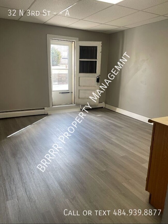 Building Photo - Spacious 1 bedroom 1st floor apartment