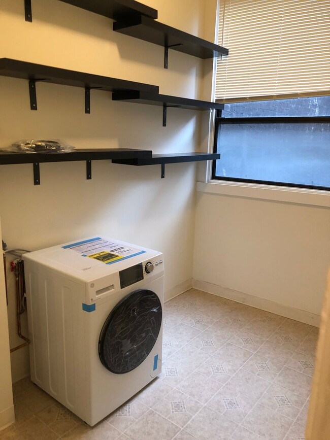 Building Photo - Bright & Spacious 1 Bedroom, Washer/Dryer ...