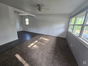 Building Photo - 3 bed 1 bath house w/ fenced in yard