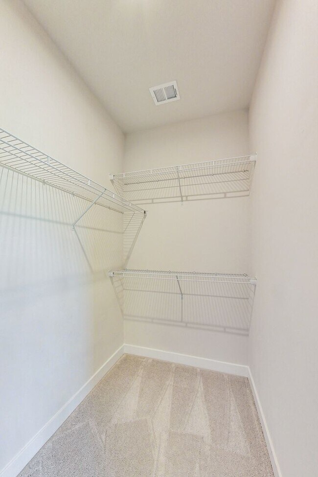 Building Photo - Meticulously Maintained 3 bedroom, 2.5 bat...