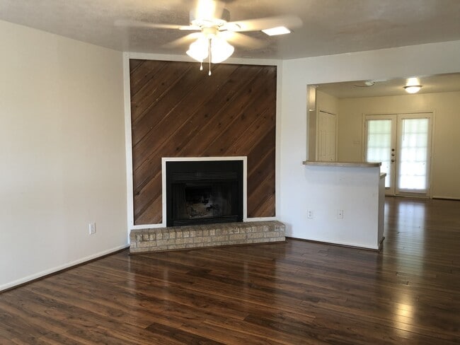 Building Photo - 2422PR