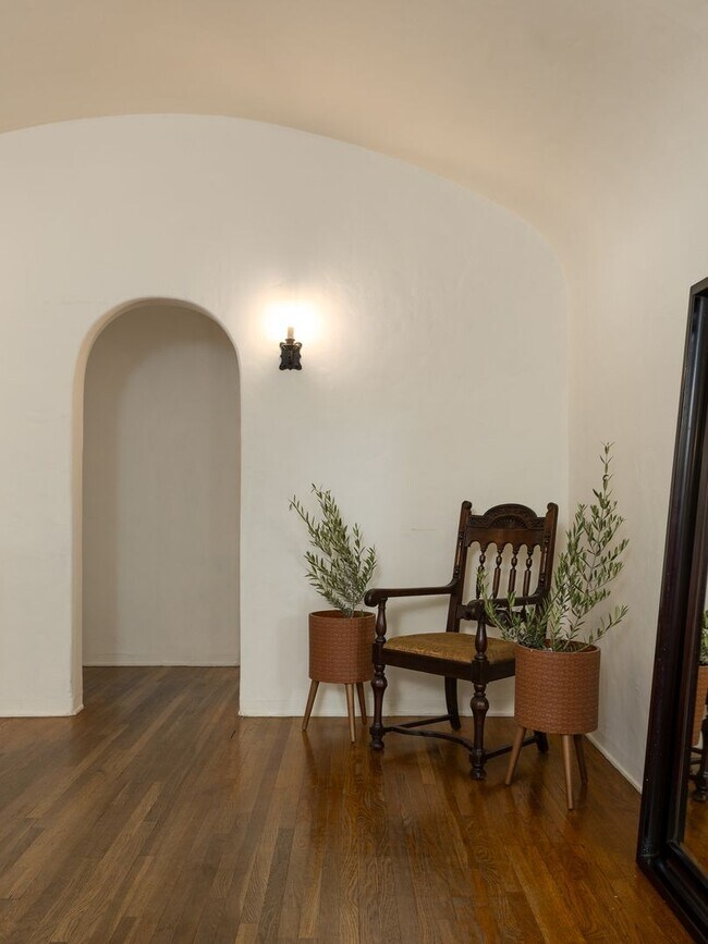 Building Photo - Beautiful 3 Bedroom Home in Prime North Hollywood Location