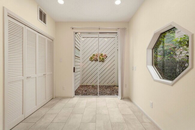 Building Photo - 10125 Valley Forge Dr