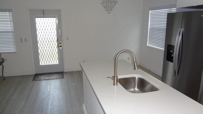 Building Photo - 271 Fanshaw G