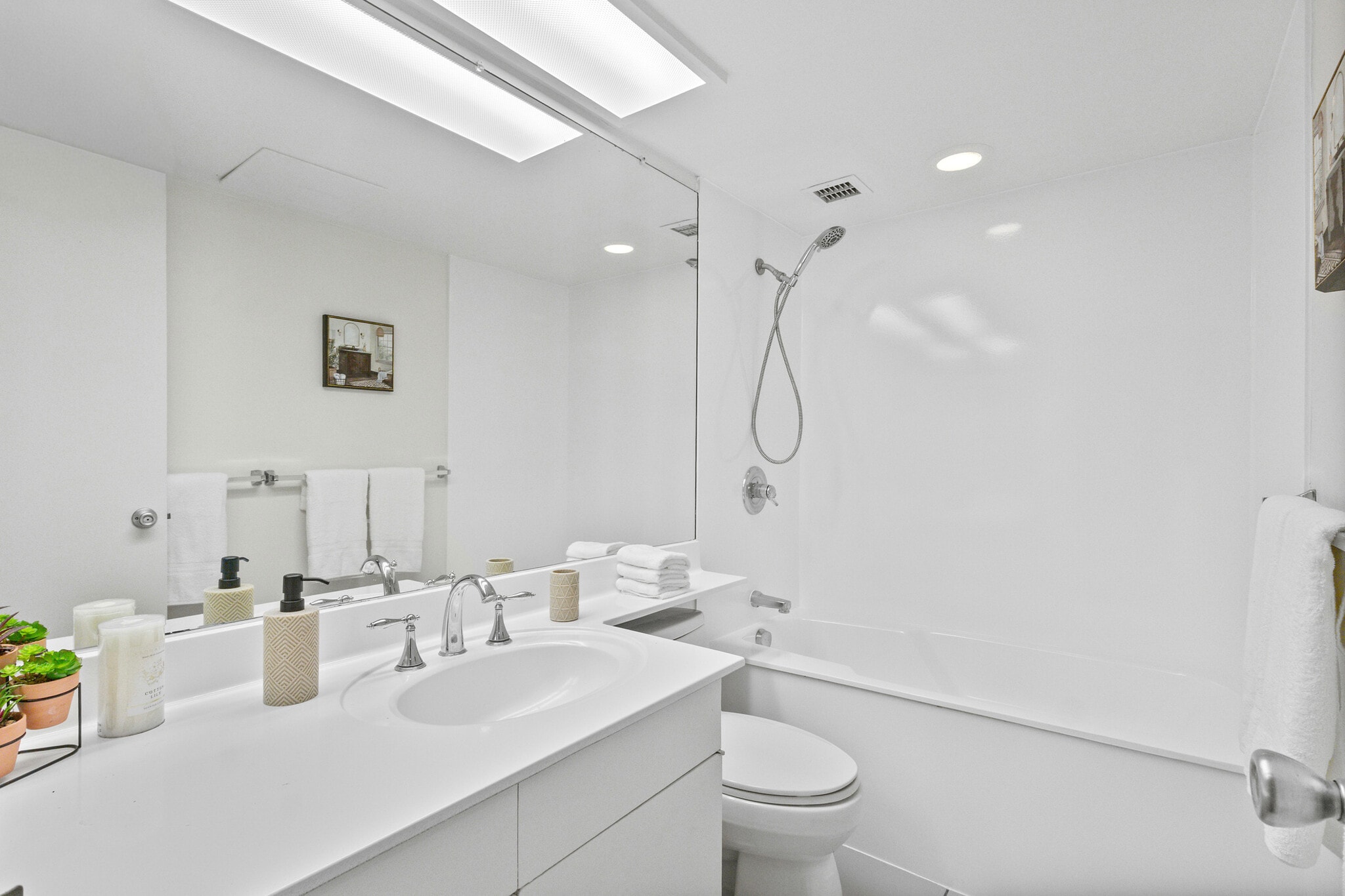 Building Photo - 1860 Ala Moana Blvd