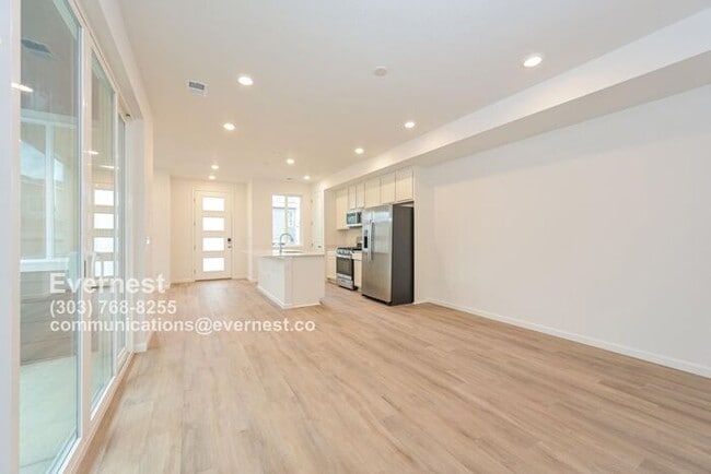Building Photo - Spacious and Stylish Townhome with Prime L...