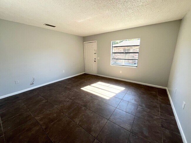 Building Photo - HUGE 2BR/1BA w/Gorgeous Ceiling Fans, W/D Hookups & More! NO APPLICATION FEE!