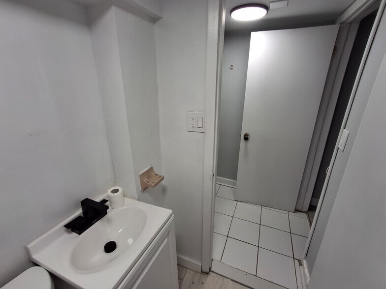 Building Photo - 27 Lexington Ave