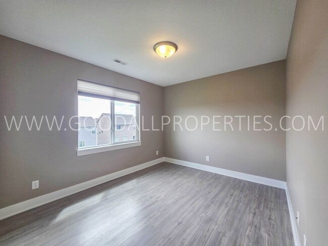 Building Photo - 4-Bedroom, 3.5-Bath Home with Walkout Finished Basement in Norwalk