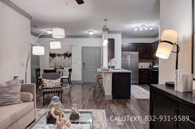 Building Photo - 1 Month Free on a Gorgeous 2/2!