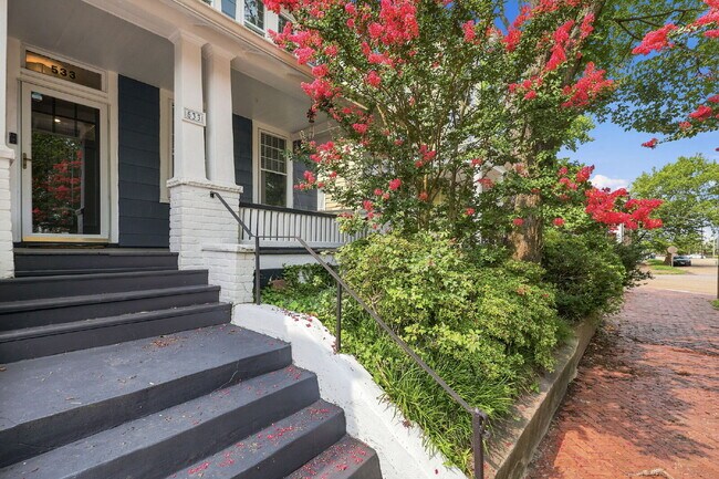 Building Photo - Live Steps from the Heart of Olde Towne