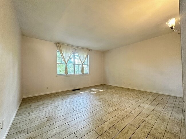 Building Photo - 606 Windsor Dr N