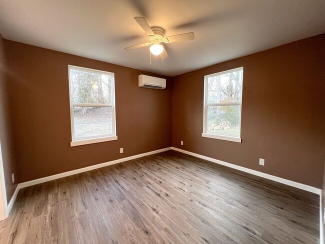Building Photo - Move-In Special Available! Cozy 3-Bedroom,...
