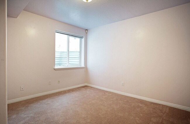 Building Photo - 1026 E 100 S