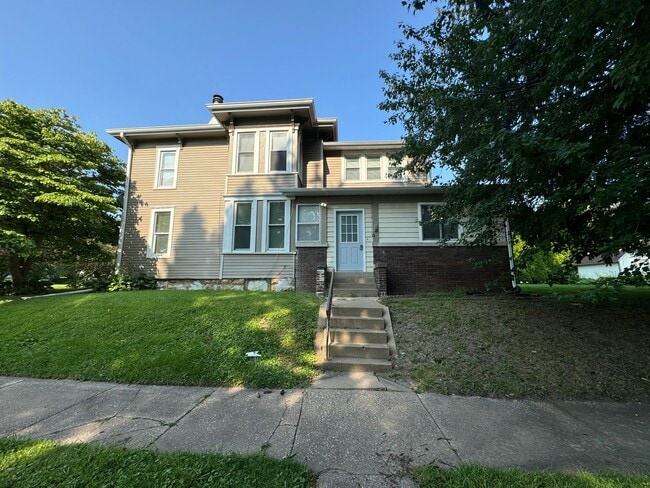 Building Photo - Spacious 2BR Duplex with Laundry Hookups + Big Yard