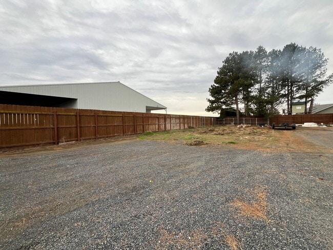 Building Photo - Country Living Close to Town!