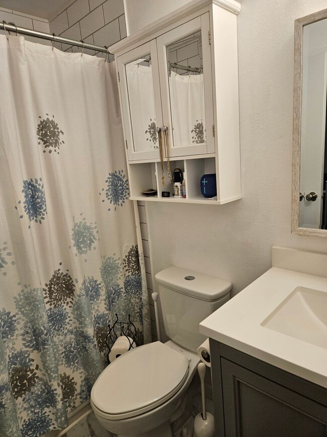 Building Photo - Everything you Need, 2 Bed, 1.5 Bath townh...