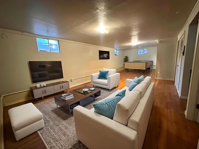 Building Photo - 3 Bedroom, 2 Bath! with Parking, Washer and Dryer, finished basement! (Comanche)