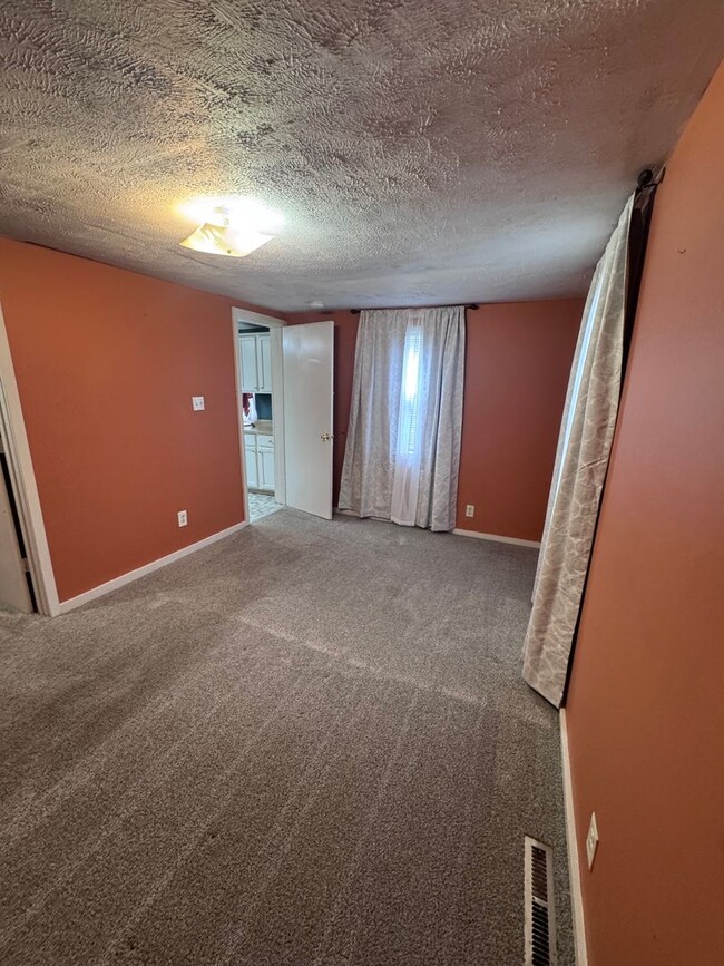 Building Photo - Updated South End 3 Bedroom