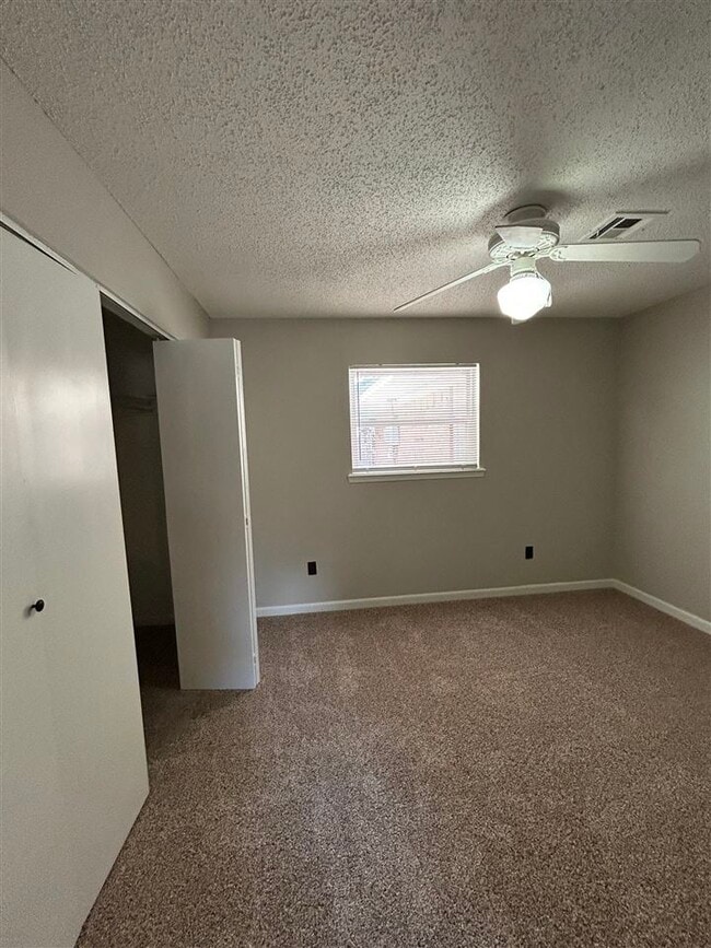 Building Photo - 6428 NW Arrowhead Dr