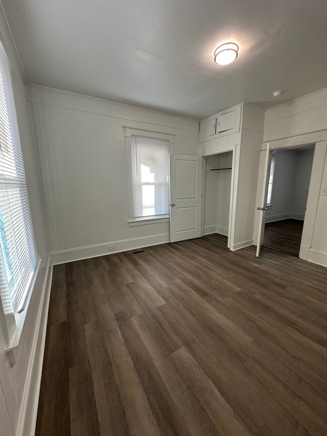 Building Photo - 617 Pender St