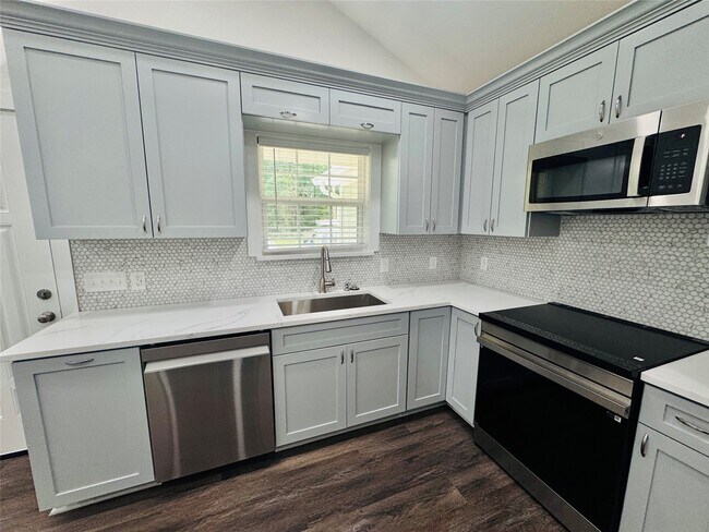 Building Photo - 20 Pine Trail