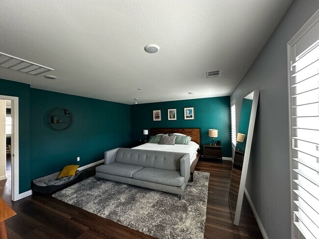 Building Photo - 4 Bedroom Single Family Home in Riverside