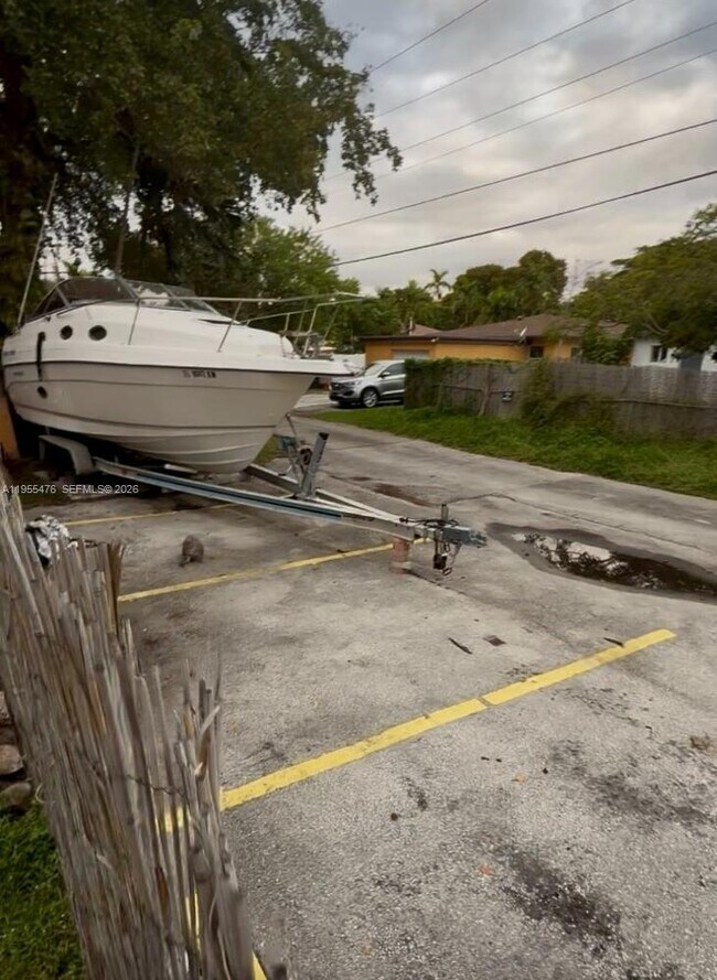 Building Photo - 905 NE 7th St