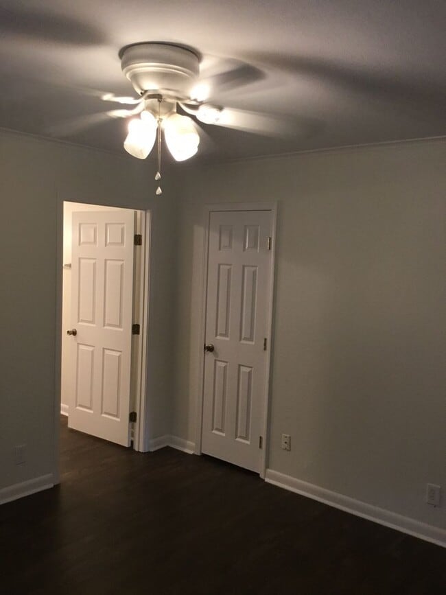 Building Photo - *3/2*SOUTHERN HILLS/SOUTHWOOD*FRESH PAINT*