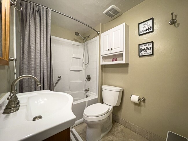 Building Photo - Kelsey's Cottage: Fully Furnished 2 bd/1ba Jacksonville Cottage, Large yard! $300 Utility Fee