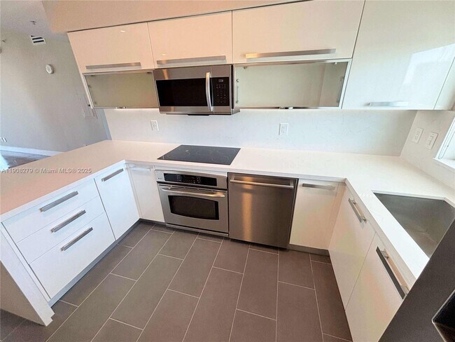 Building Photo - 601 NE 36th St