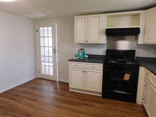 Building Photo - 421 Church Rd