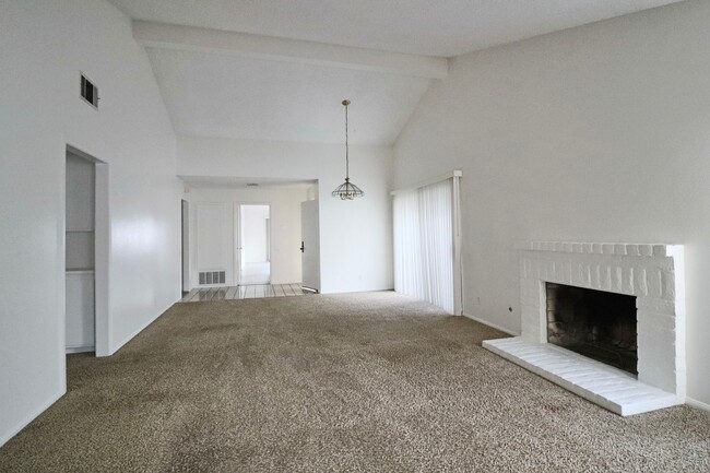 Building Photo - For Rent: Beautiful 3BR/2BA Stonehedge con...