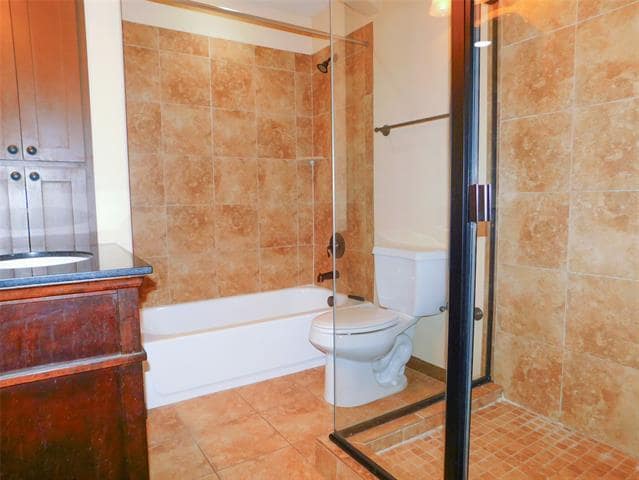 Building Photo - 558 Jay St