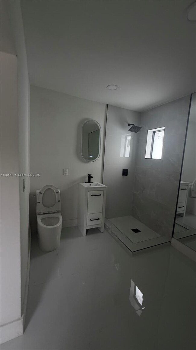 Building Photo - 935 SW 72nd Ave