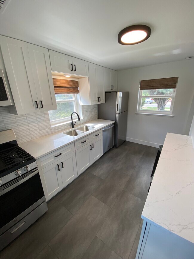 Kitchen with gas stove - 2212 Perry St