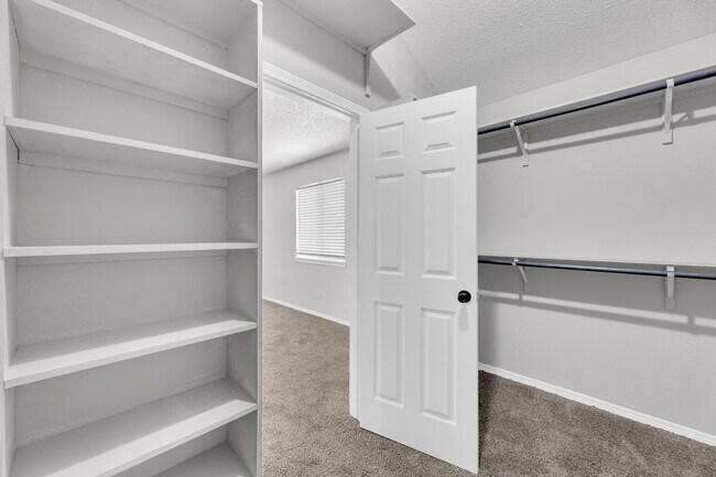 Building Photo - 10400 Valle Koki Dr