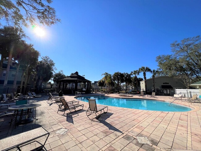 Building Photo - Great 1/1 condo in gated community!