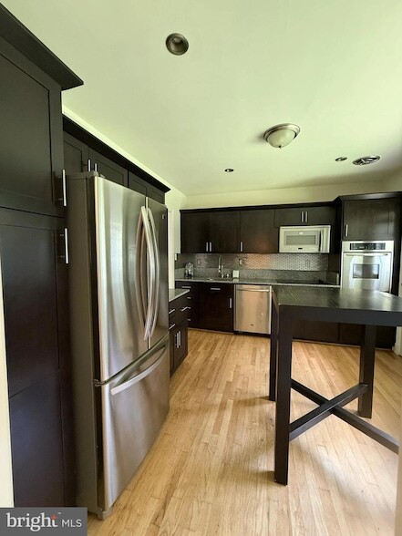 Building Photo - 9209 E Parkhill Dr