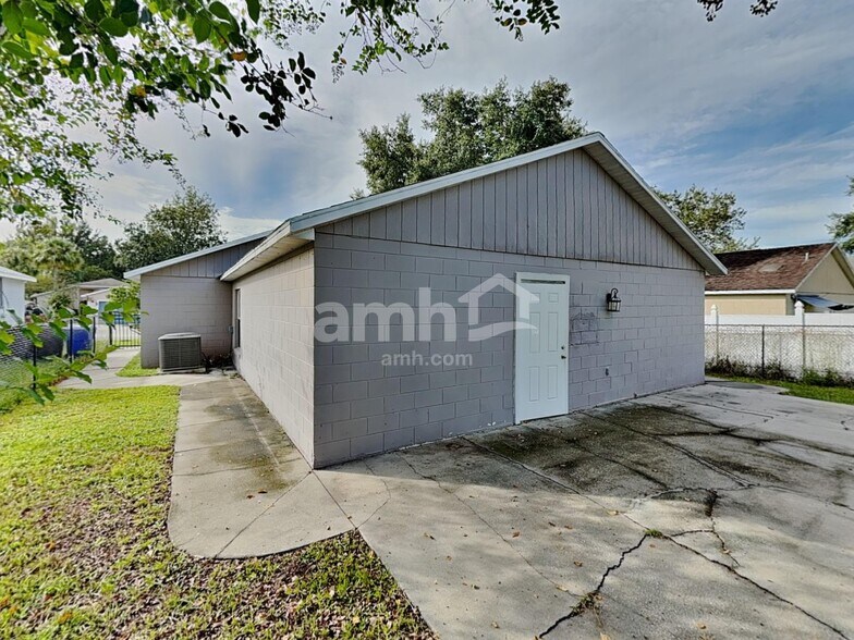 Building Photo - 1431 Londra Ln