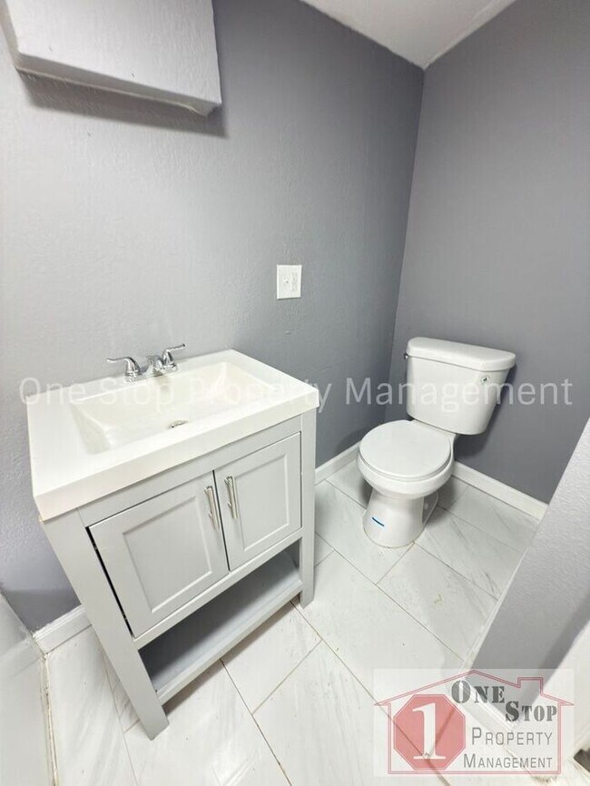 Building Photo - Beautiful 3 Bedroom 1 Bathroom Home in Kansas City!