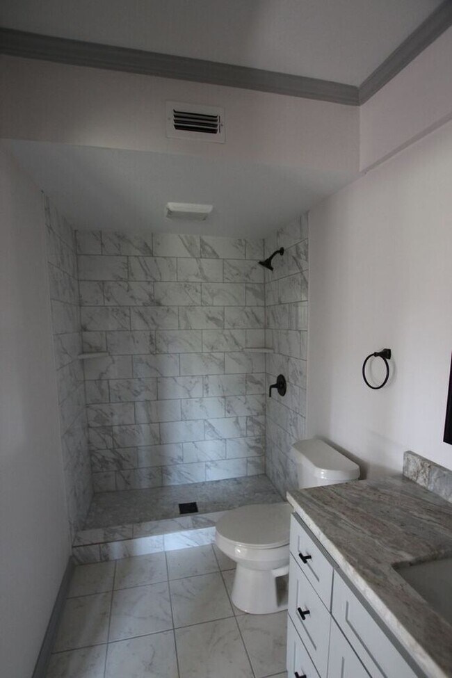 Building Photo - Tour Today! Updated 3 Bed 2 Bath Rental! S...