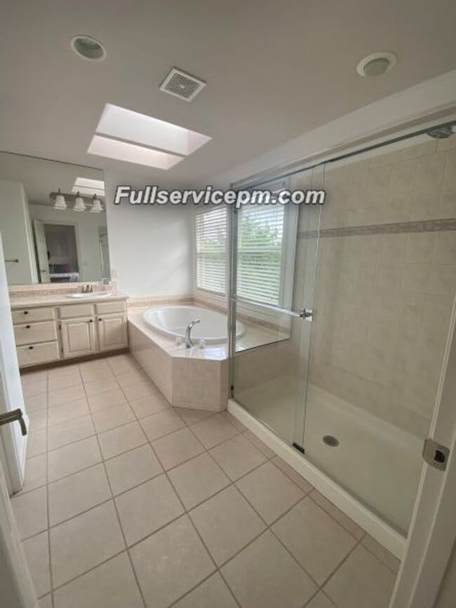 Building Photo - Beautiful Federal Way home you don't want to miss