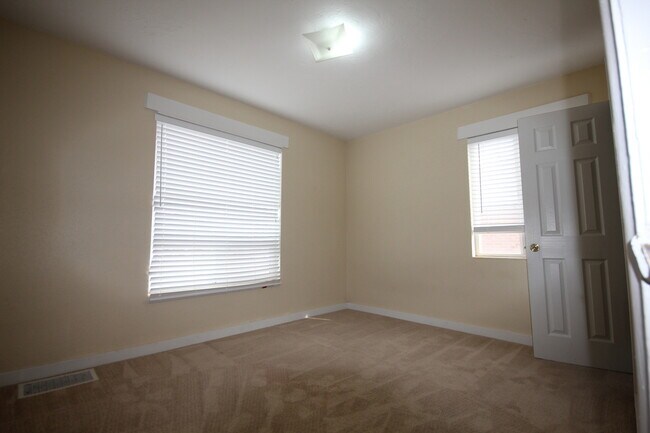 Building Photo - 3 Bedroom Duplex with Lovely Backyard(Upstairs)