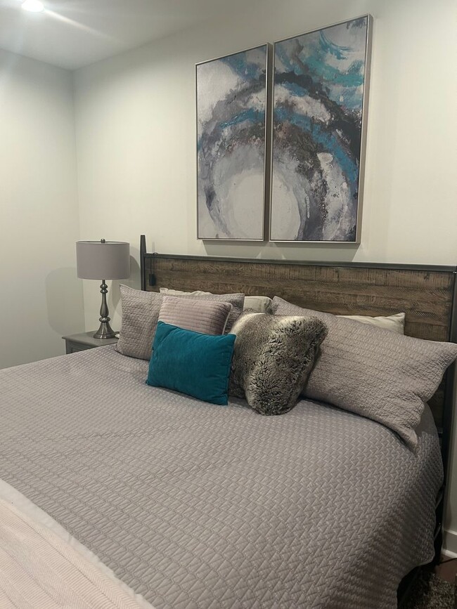 Building Photo - Gorgeous Fully Furnished 2BR/1BA Condo Ava...