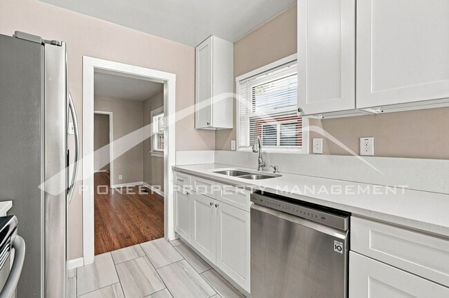 Building Photo - Spacious Home with Central AC and Washer/Dryer