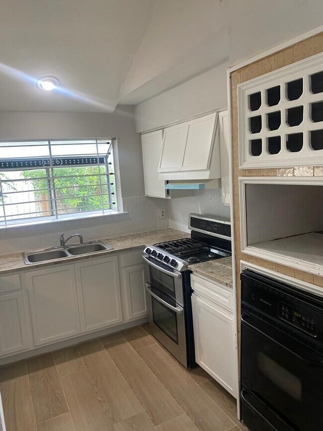 Building Photo - 9339 Stonecreek Ln