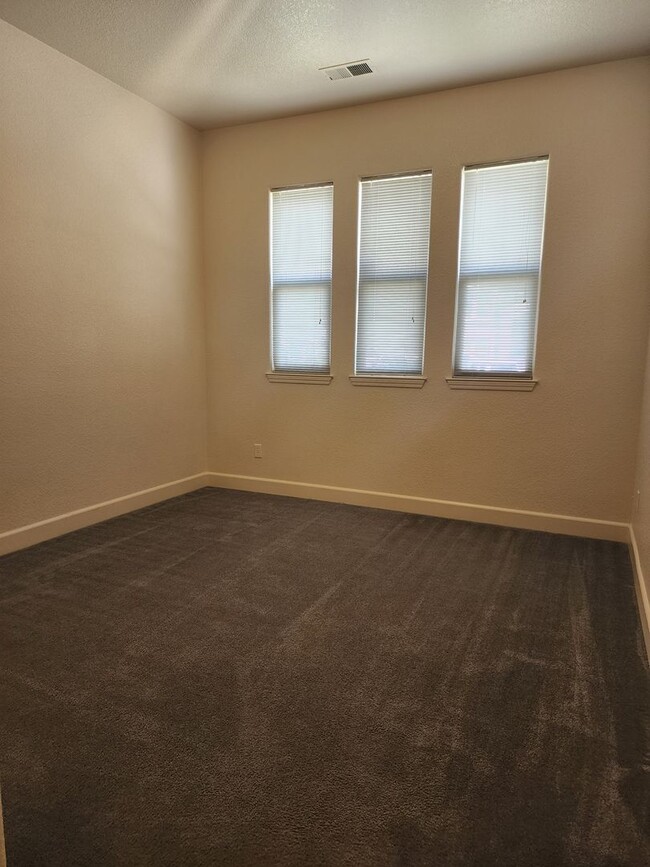 Building Photo - Beautiful Three Bedroom in the Golf Cou...