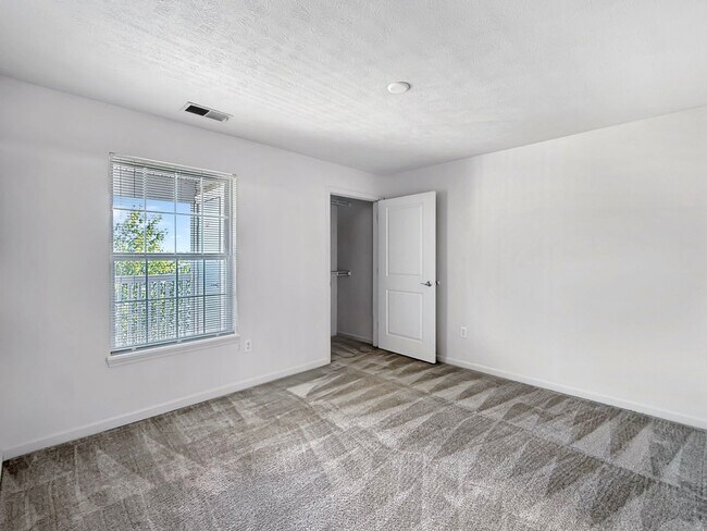 Building Photo - Luxurious Lakeside Living: Spacious 2-Bedr...