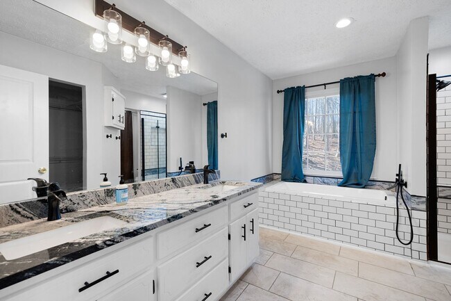 Building Photo - Beautifully Renovated Raised Ranch near Lake Allatoona